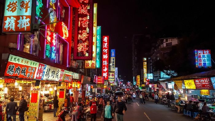 Chợ đêm Đài Loan hút mắt du khách với những biển hiệu rực sáng
