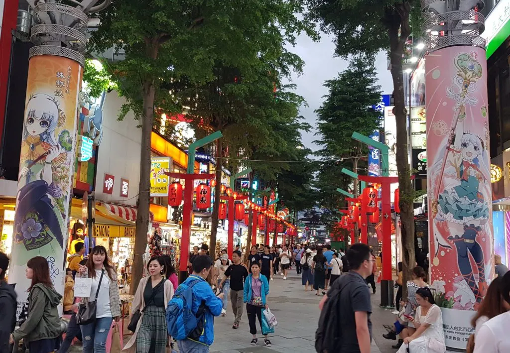 Đi dạo qua những con phố nhộn nhịp của Ximending