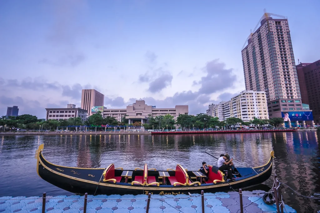 Đi thuyền gondola dọc theo Sông Tình Yêu đến bến cảng