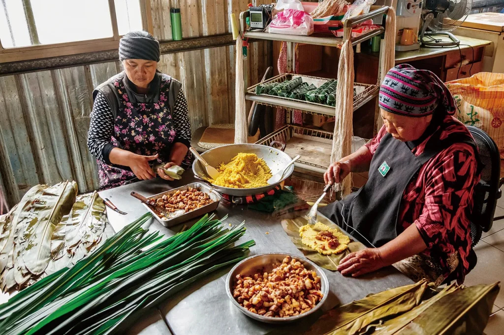 Thưởng thức món ăn của thổ dân