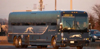 Xe buýt Greyhound đi từ Boston đến Chicago